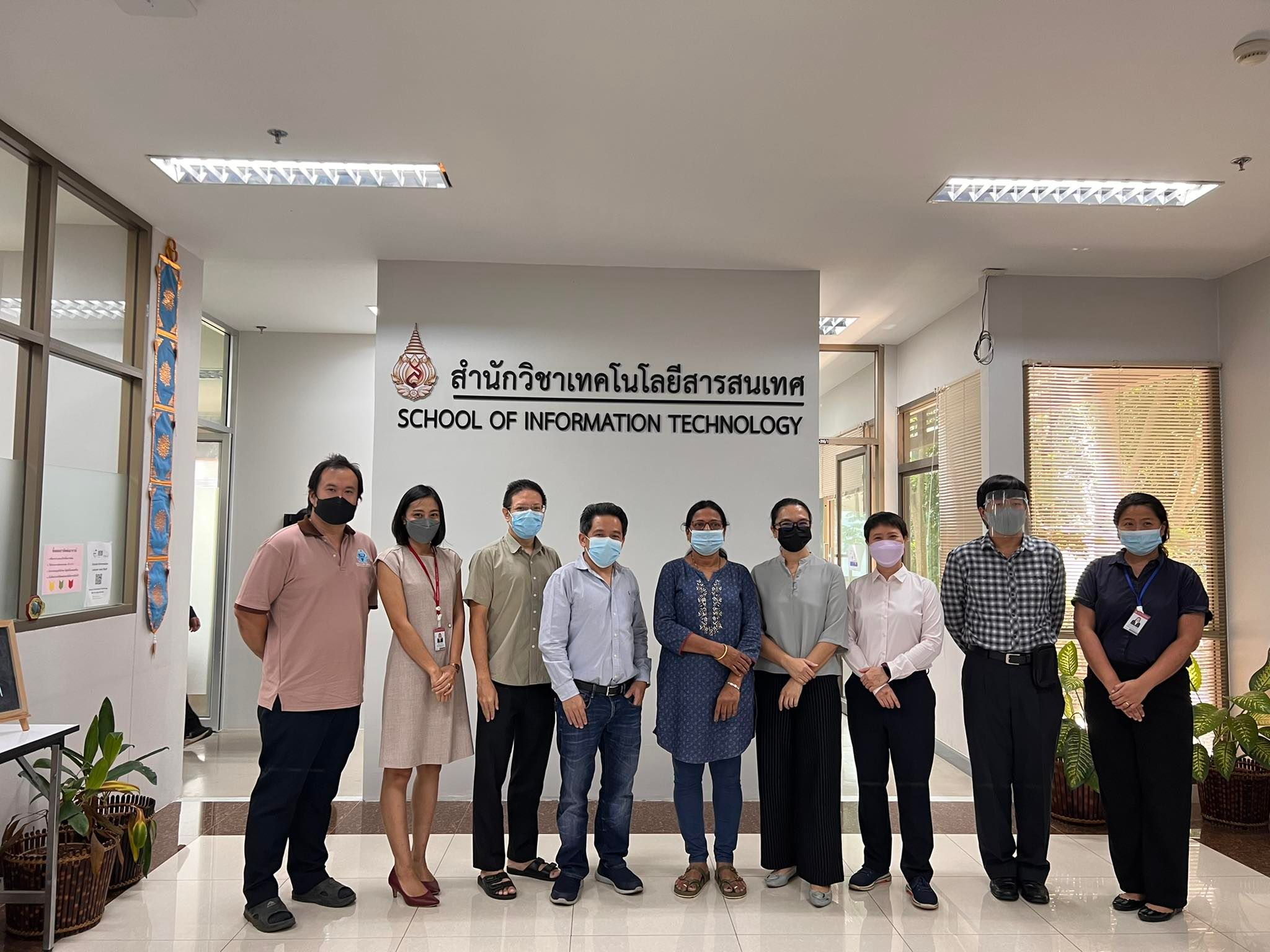 สำนักวิชาเทคโนโลยีสารสนเทศร่วมกับศูนย์วิจัยวิศวกรรมคอมพิวเตอร์และการสื่อสารเพื่อการพัฒนาศักยภาพจัดกิจกรรมบรรยายหัวข้อ “Indigenous testbed for Industry 4.0 using Visible Light Communication with Industrial Internet of Things”