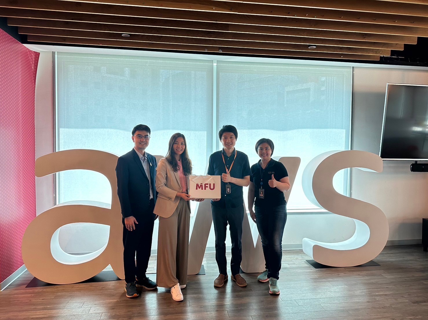 ผู้บริหารและอาจารย์สำนักวิชาเทคโนโลยีสารสนเทศ เข้าเยี่ยมชม Amazon Web Services (AWS) ณ สาธารณรัฐสิงคโปร์