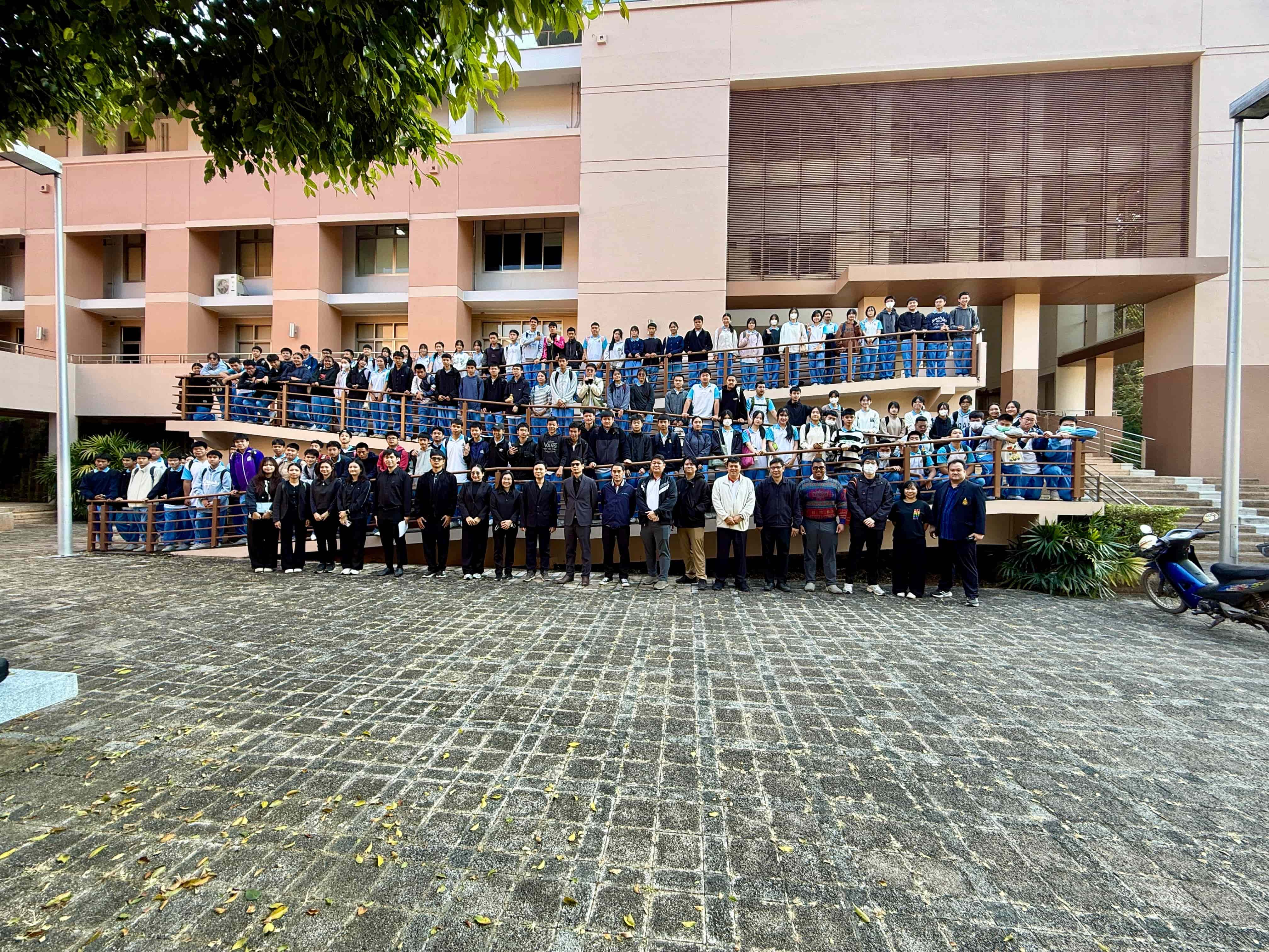 สำนักวิชาดิจิทัลเทคโนโลยี จัดโครงการอบรม “เปิดไอเดีย สู่โลกดิจิทัล” เปิดประสบการณ์เทคโนโลยีสมัยใหม่ให้นักเรียนมัธยม โรงเรียนเทศบาล 6 นครเชียงราย